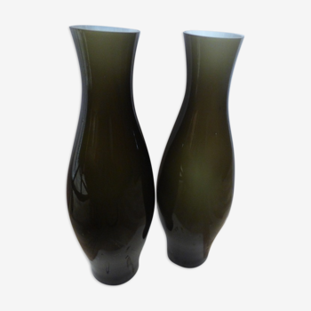 Paire de vases en verre taupe