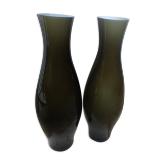 Paire de vases en verre taupe