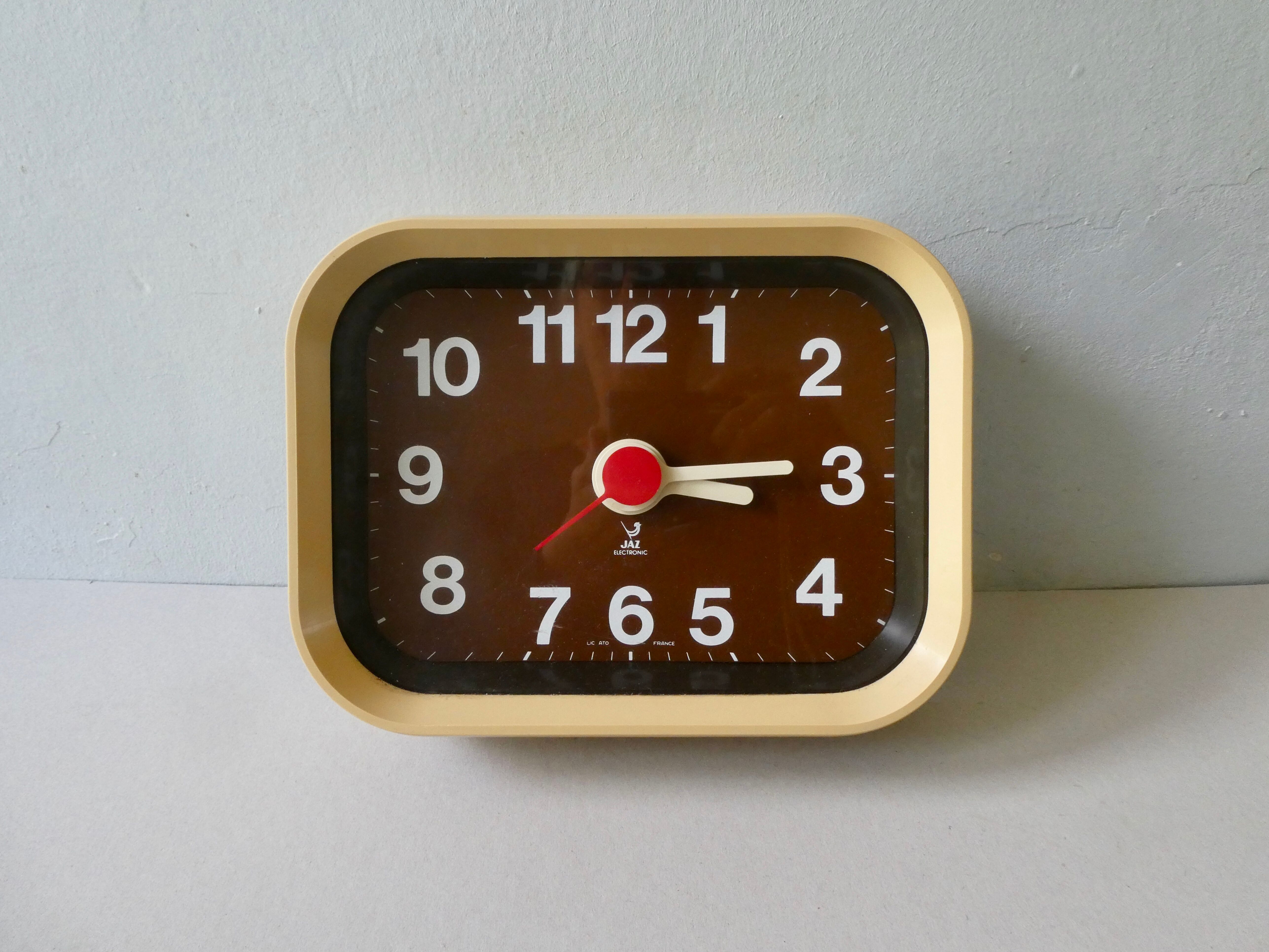 Pendulum, Jaz Electronic wall clock from the 70s