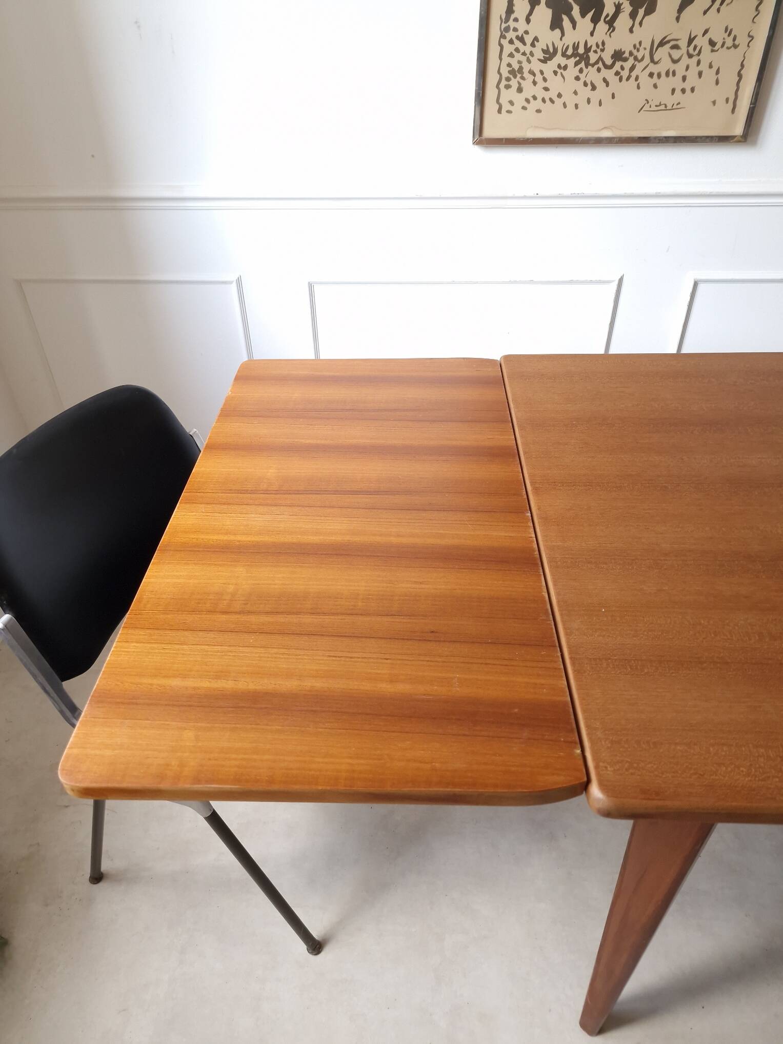 Scandinavian extendable table