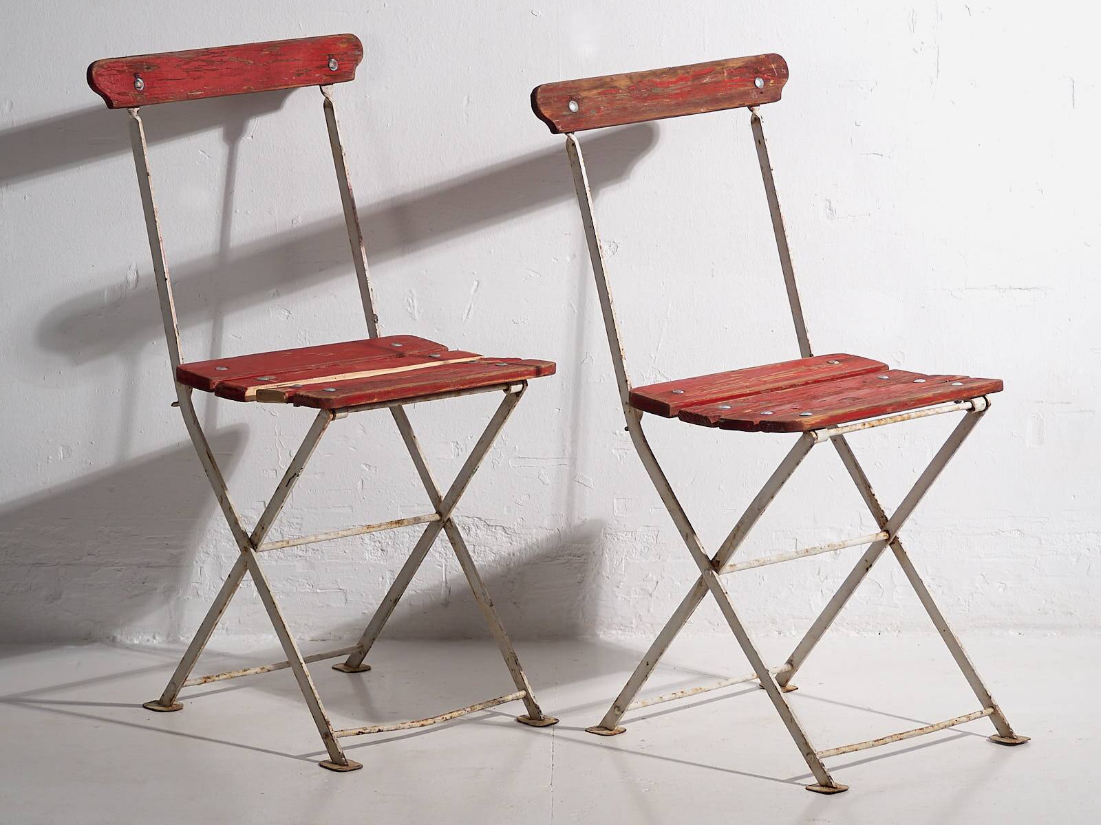 Antique red folding garden chairs (circa 1920). Set of 4 pieces