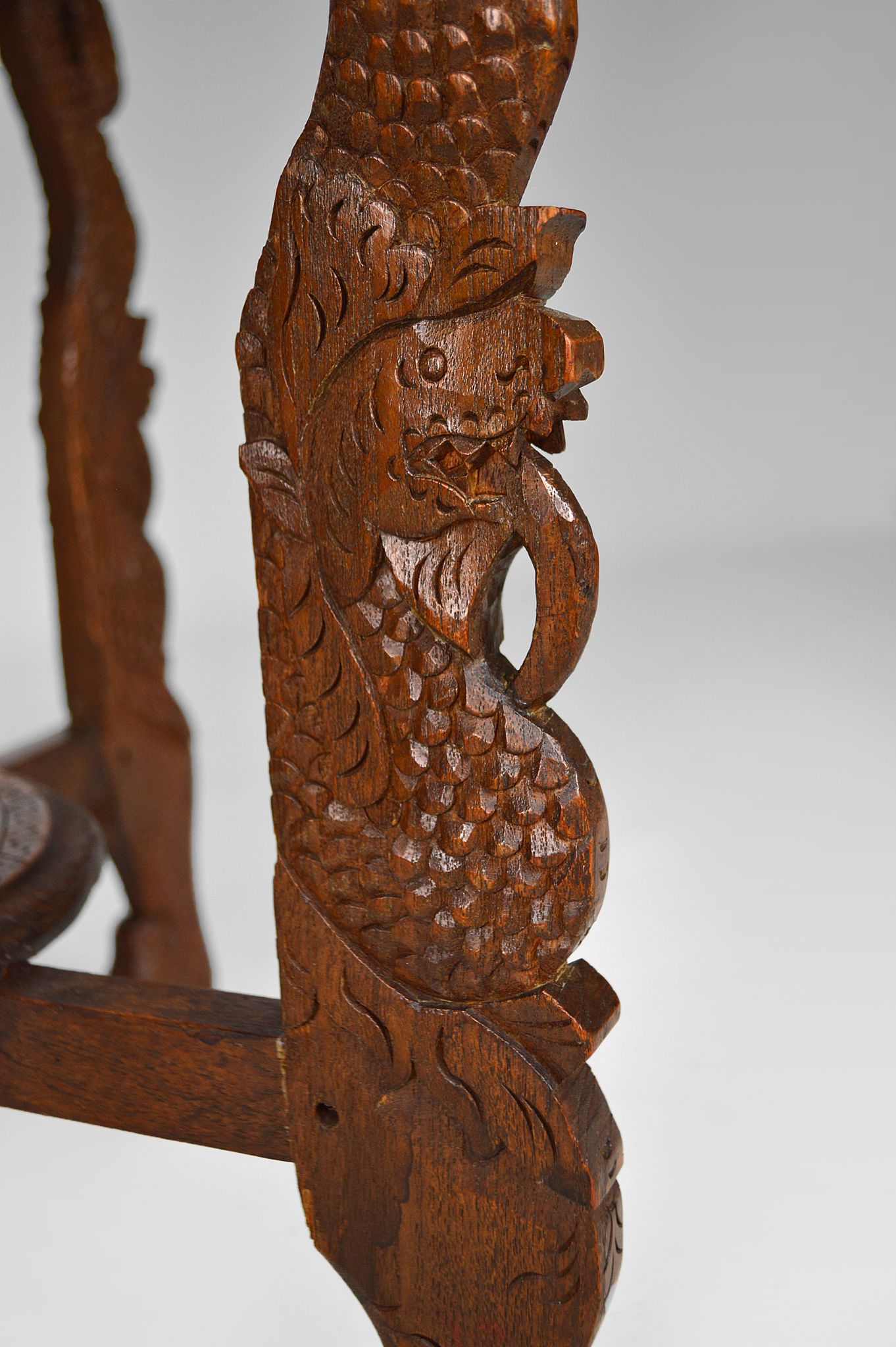 Table basse asiatique sculptée de dragons et de paons, Indonésie, début XXe