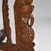 Table basse asiatique sculptée de dragons et de paons, Indonésie, début XXe