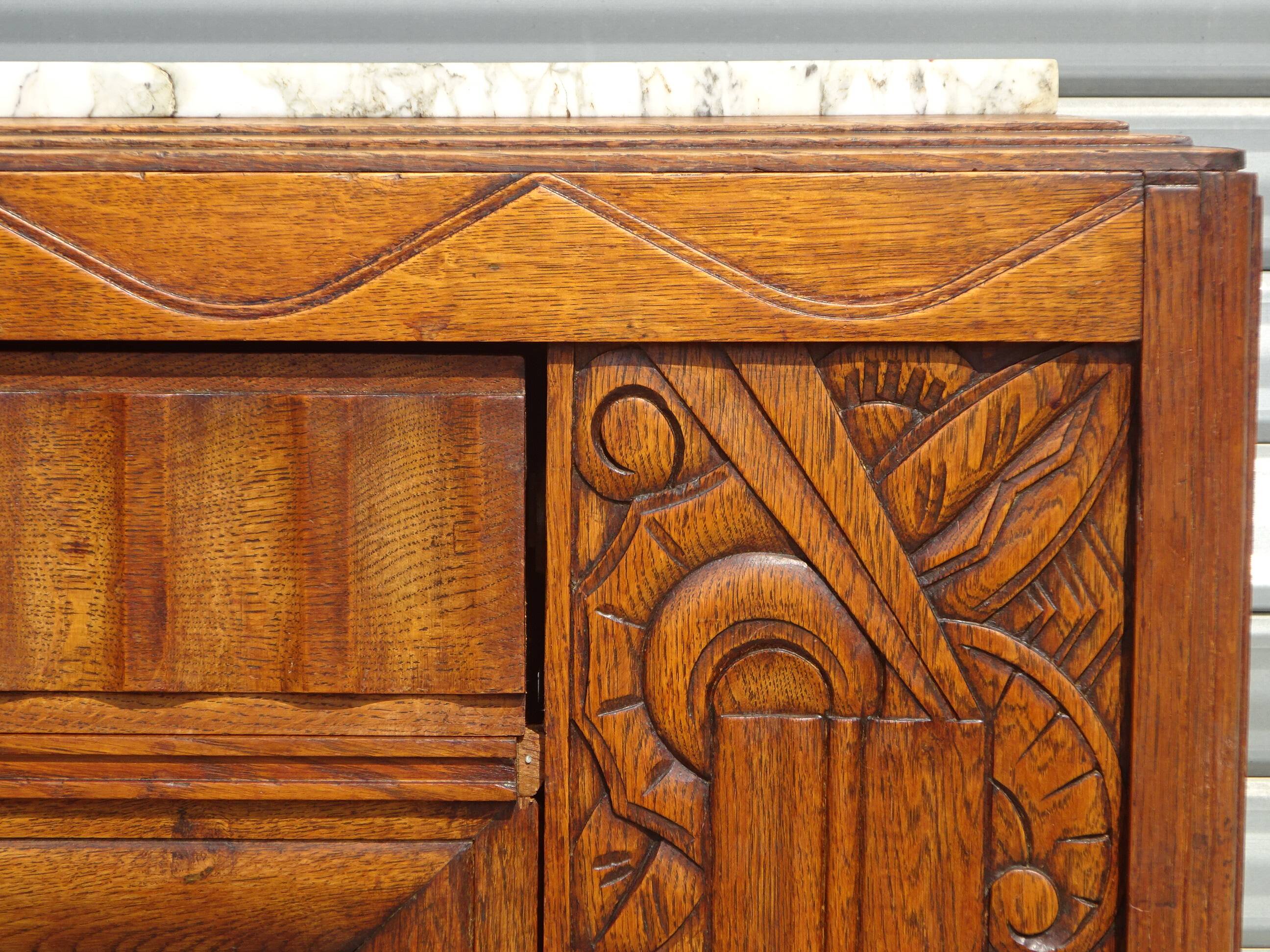 Ancien buffet en chêne et marbre, époque et style Art Déco