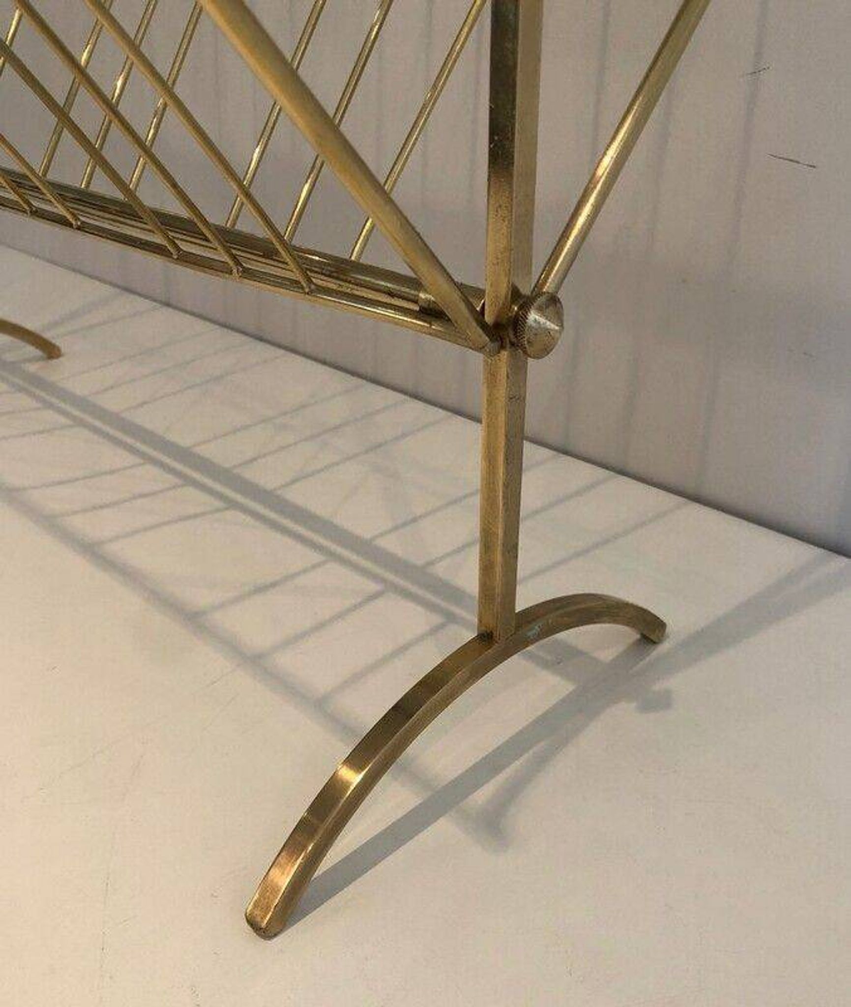 Brass and wood magazine rack, in the style of Cesare Lacca.