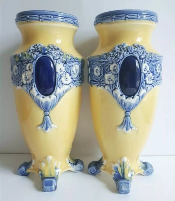 Paire de vases barbotine médaillons