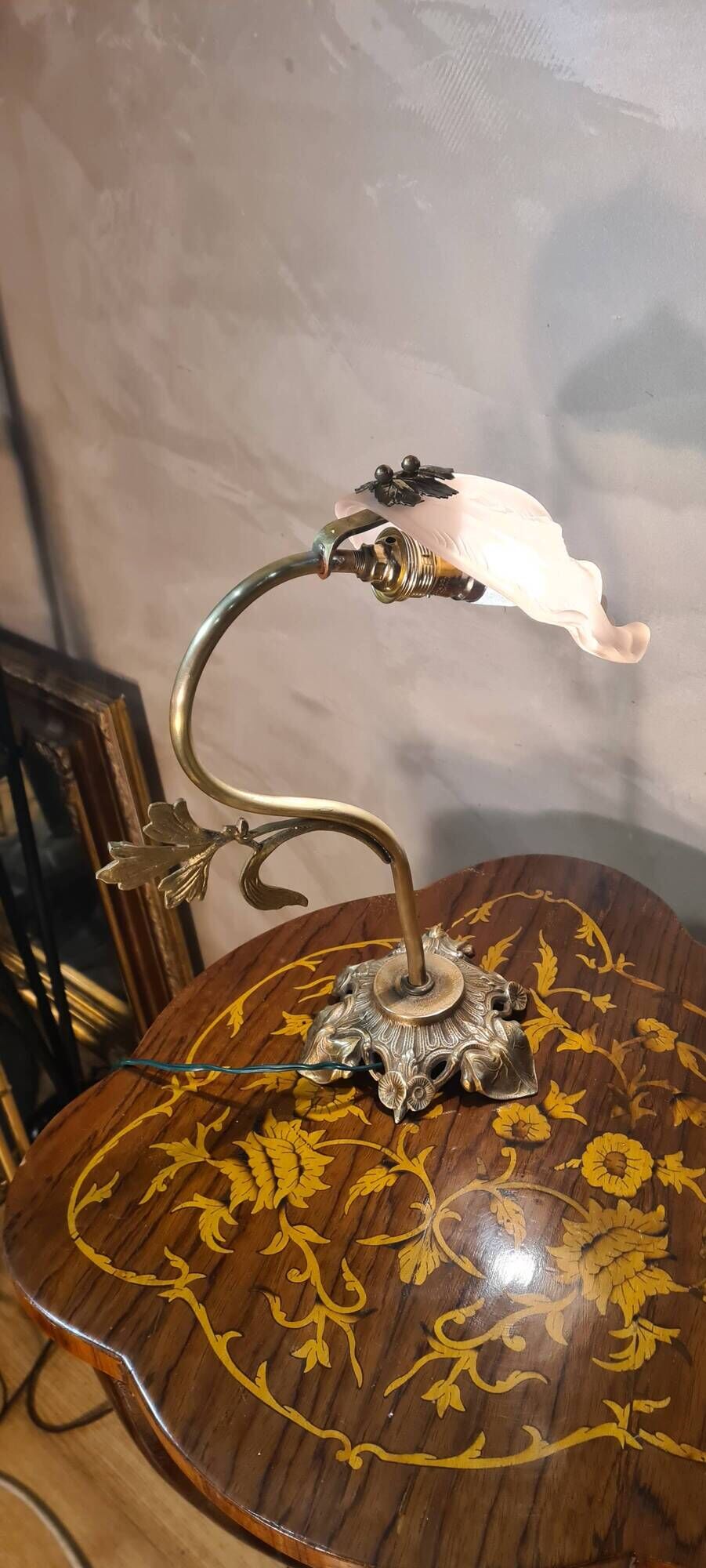 Art Nouveau bronze petal lamp with molded glass 28x34