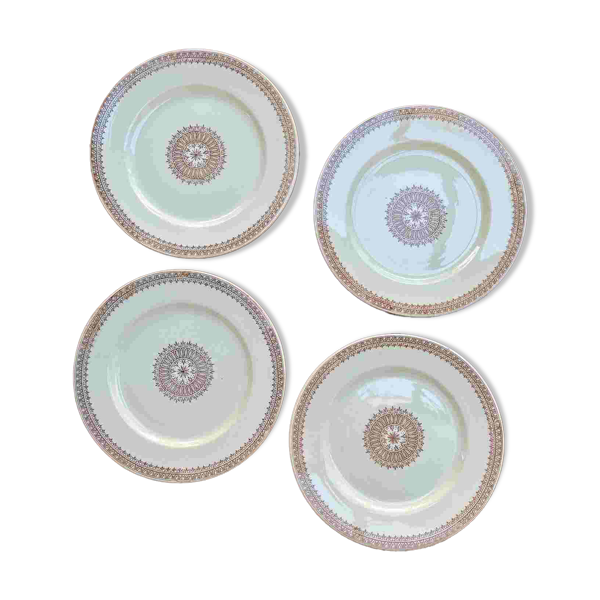 4 assiettes en terre de fer