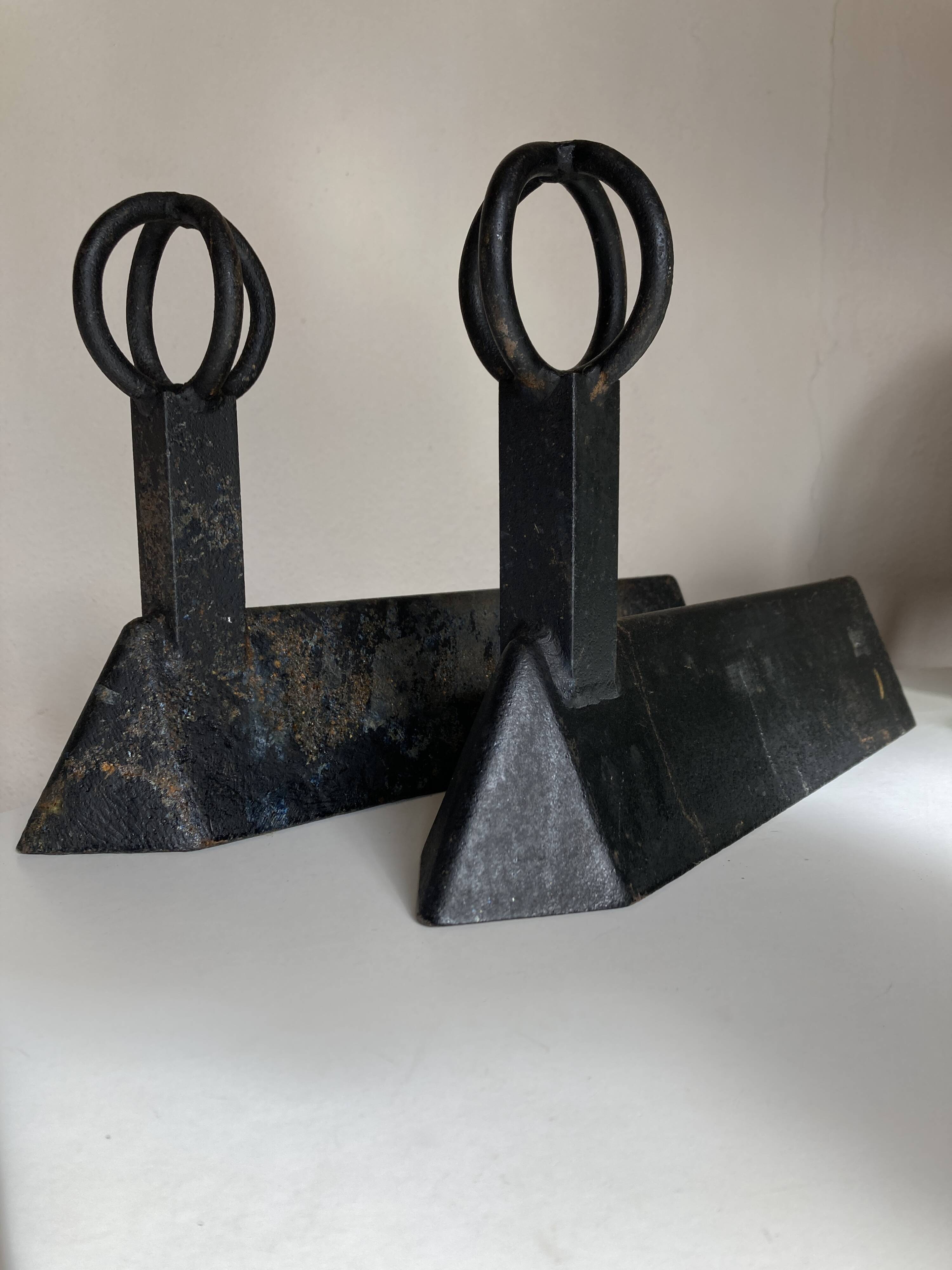 Paire de chenets modenistes en fonte 1950