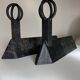 Paire de chenets modenistes en fonte 1950