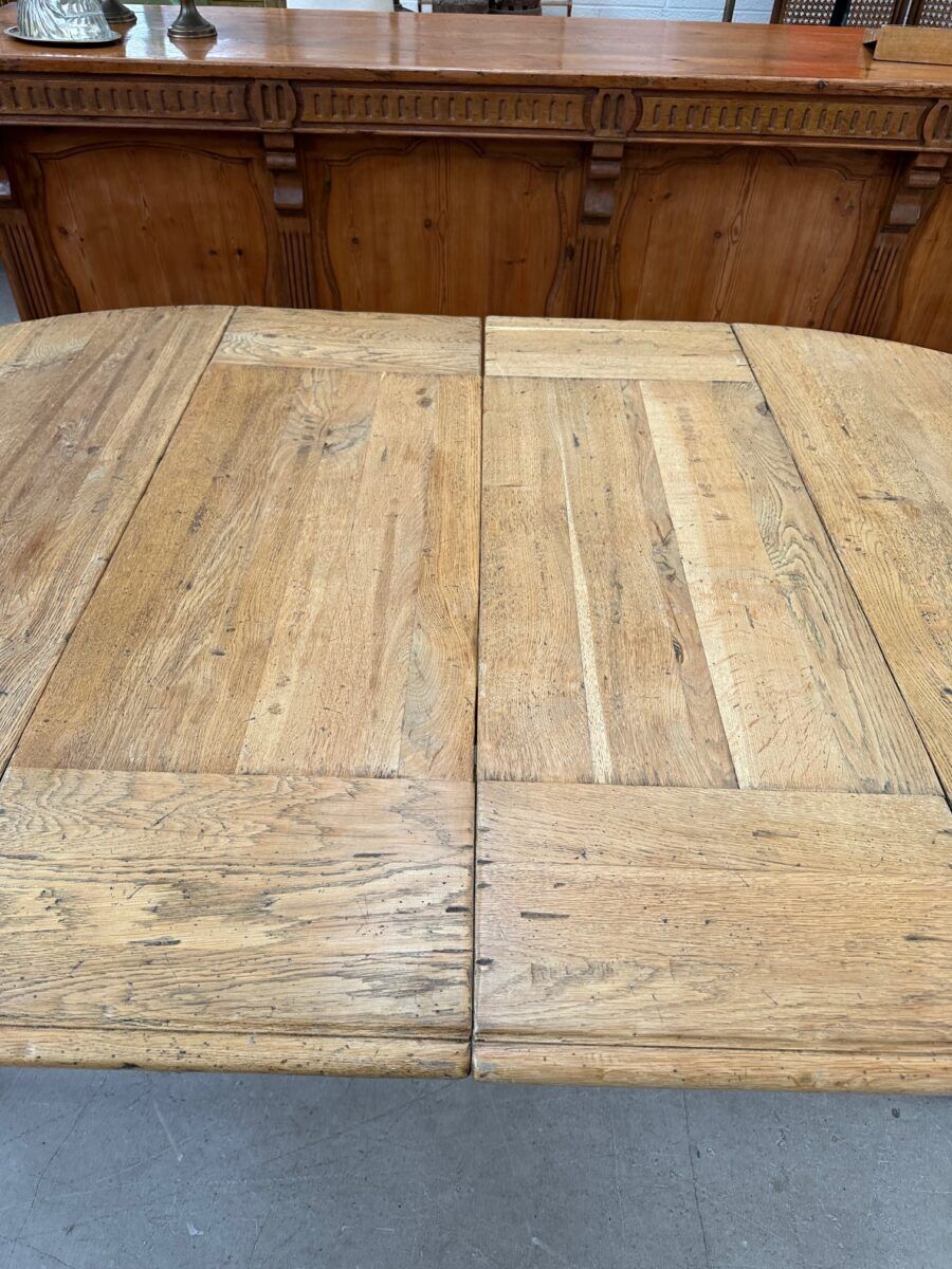 Round table in solid oak with its two extensions.