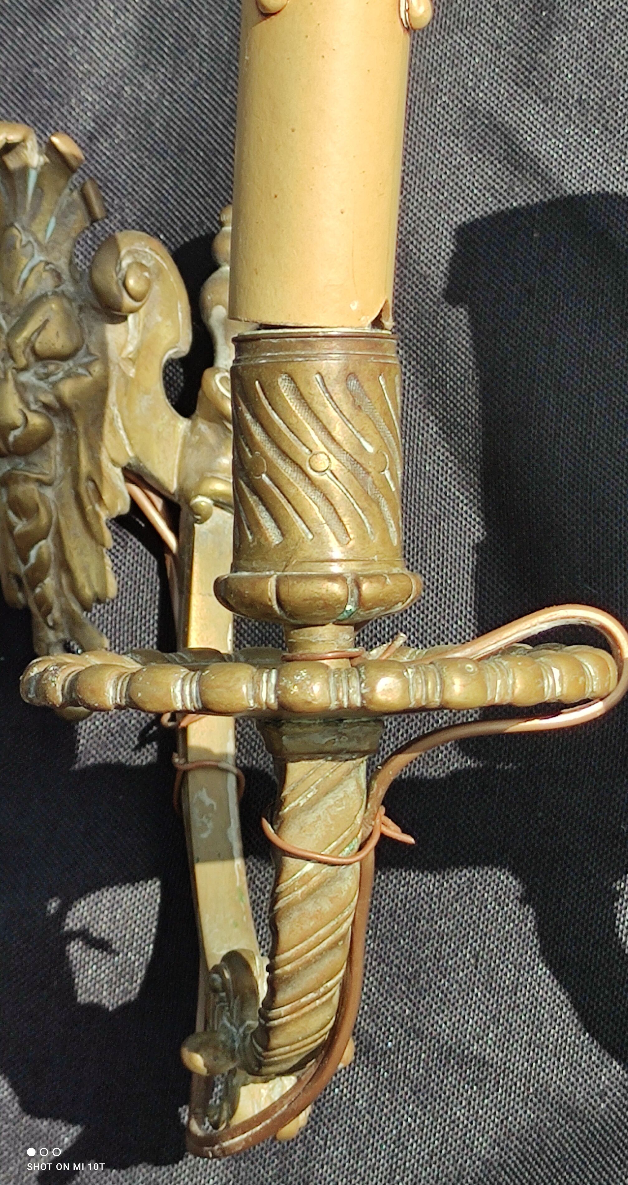 Series d e 3 applied in bronze/lion's head