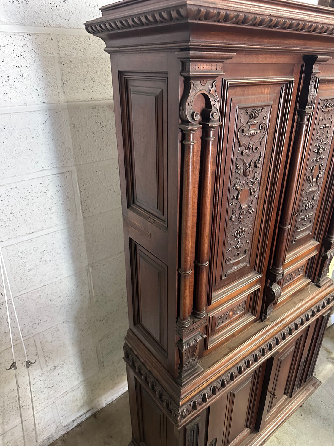 Small Renaissance-style buffet in walnut, 19th century.