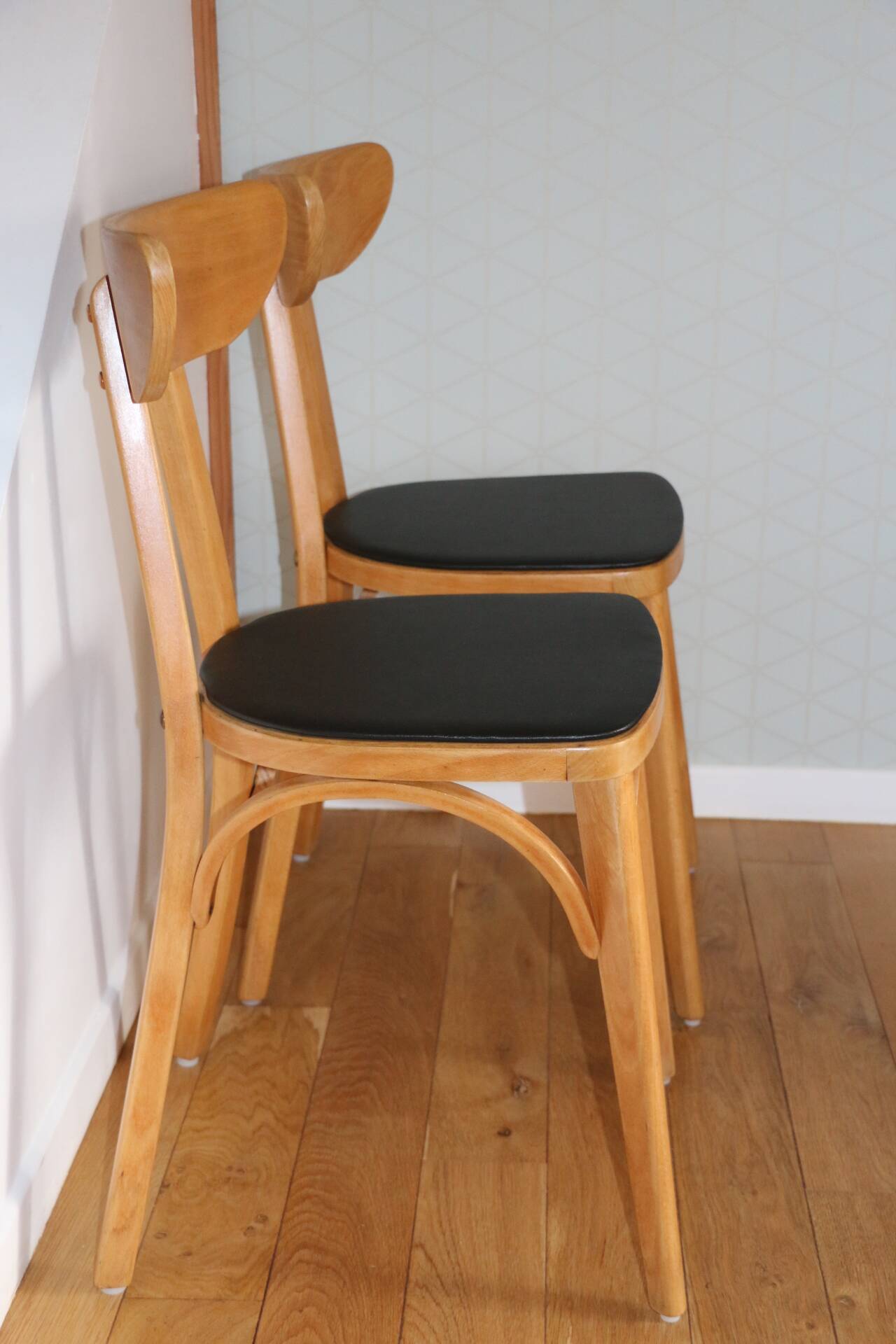 2 chaises Jurasiège hêtre clair skaï noir