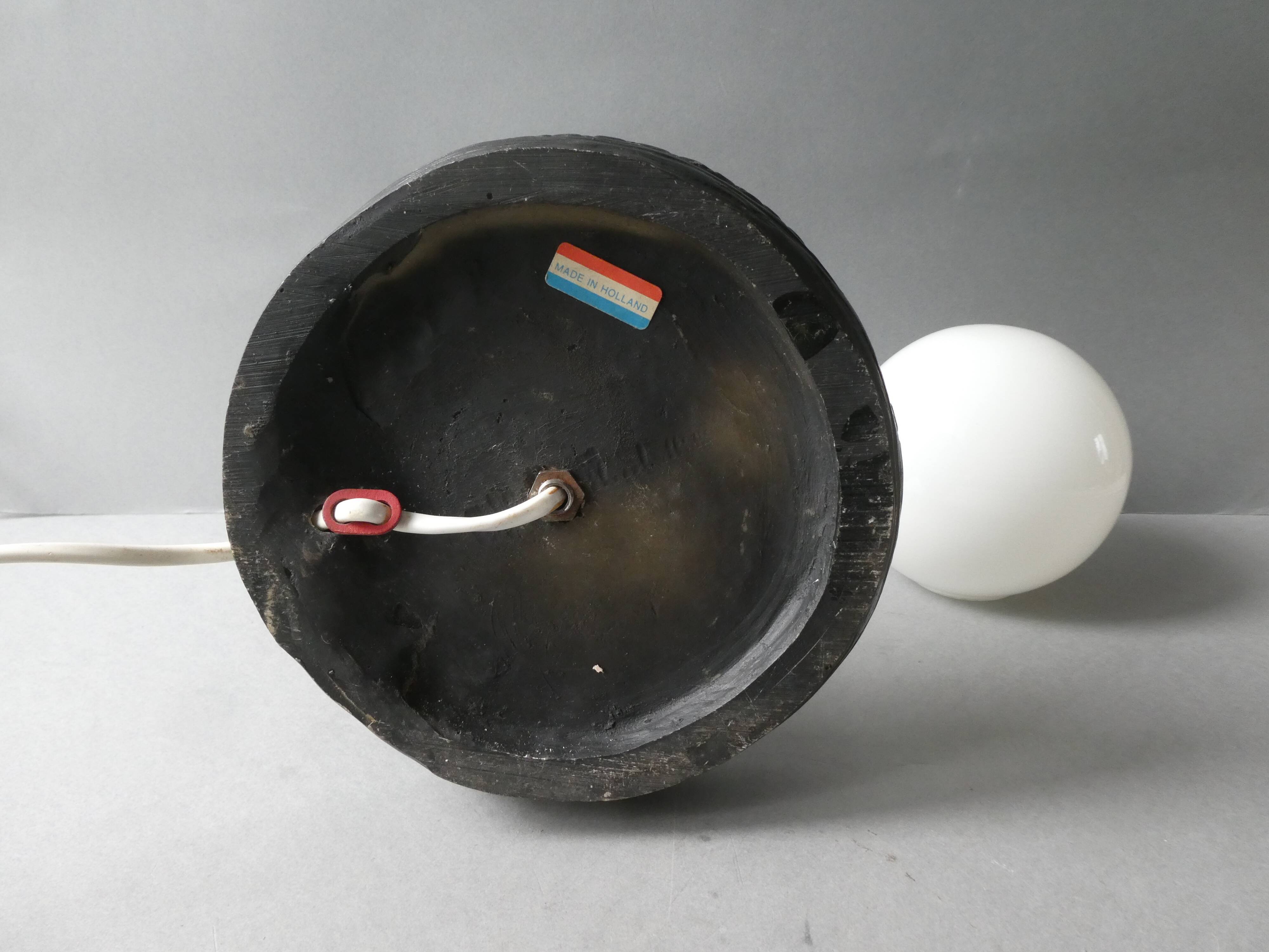 Lampe cobra noir et opaline blanche