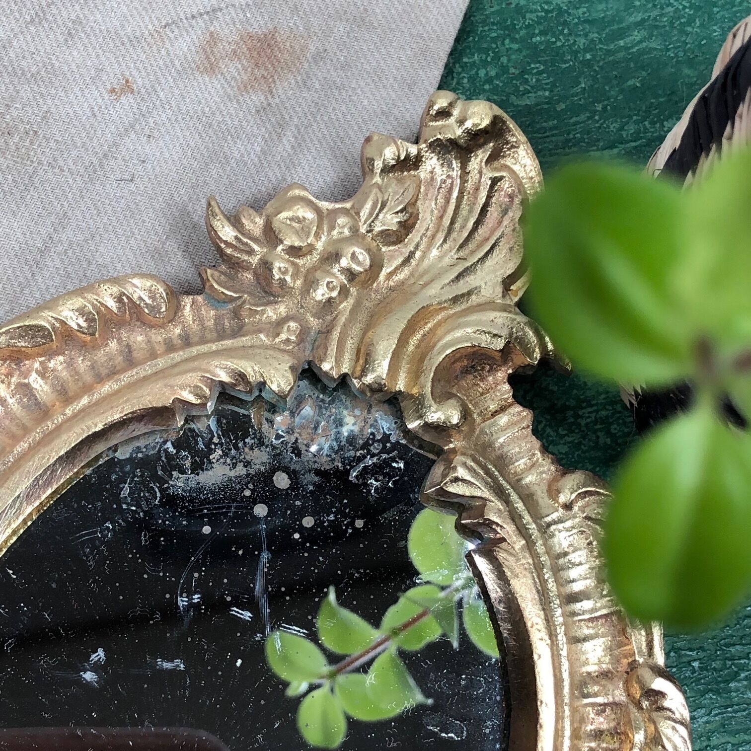 Bronze "face to hand" mirror