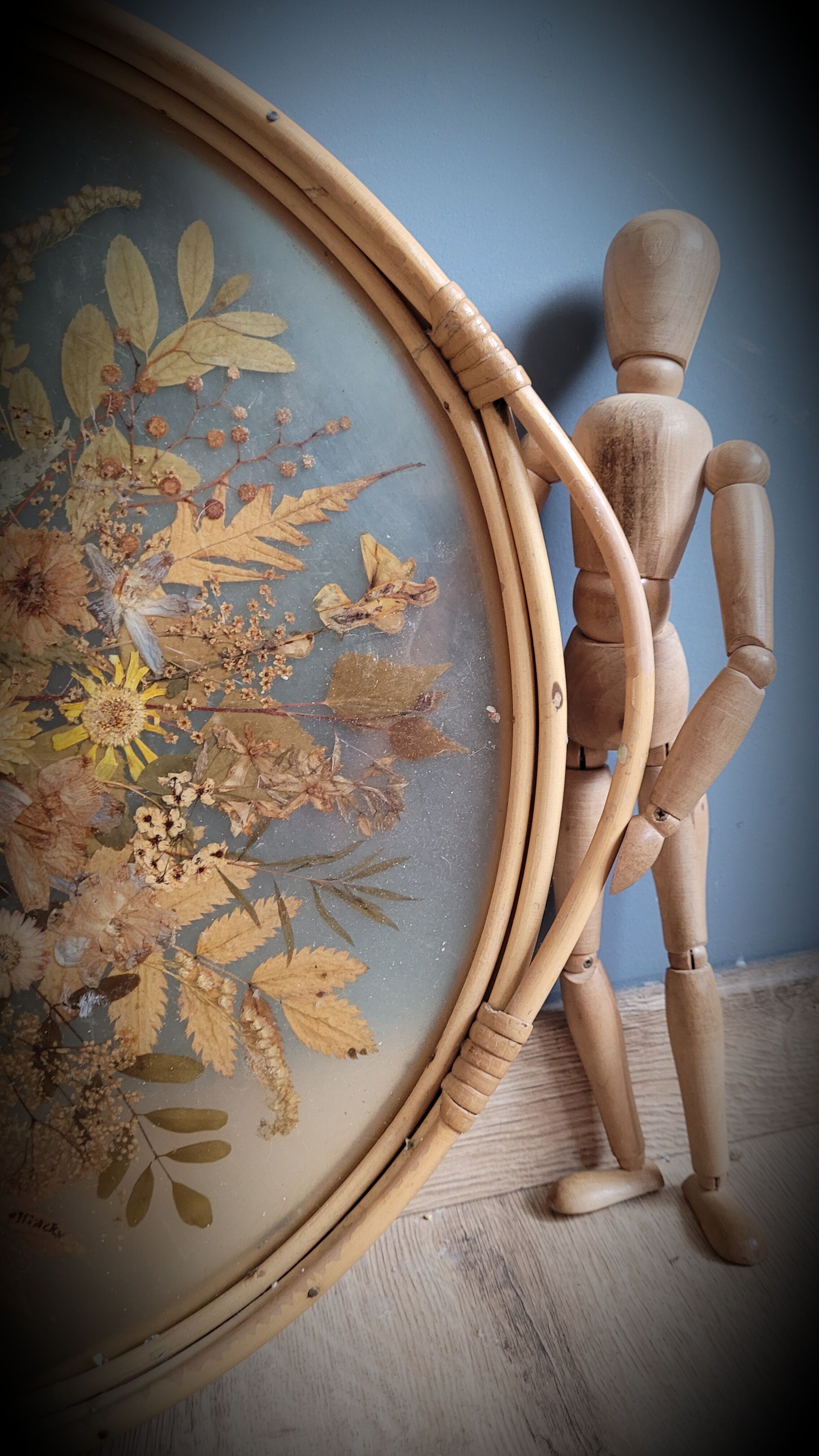Rattan tray dried flowers