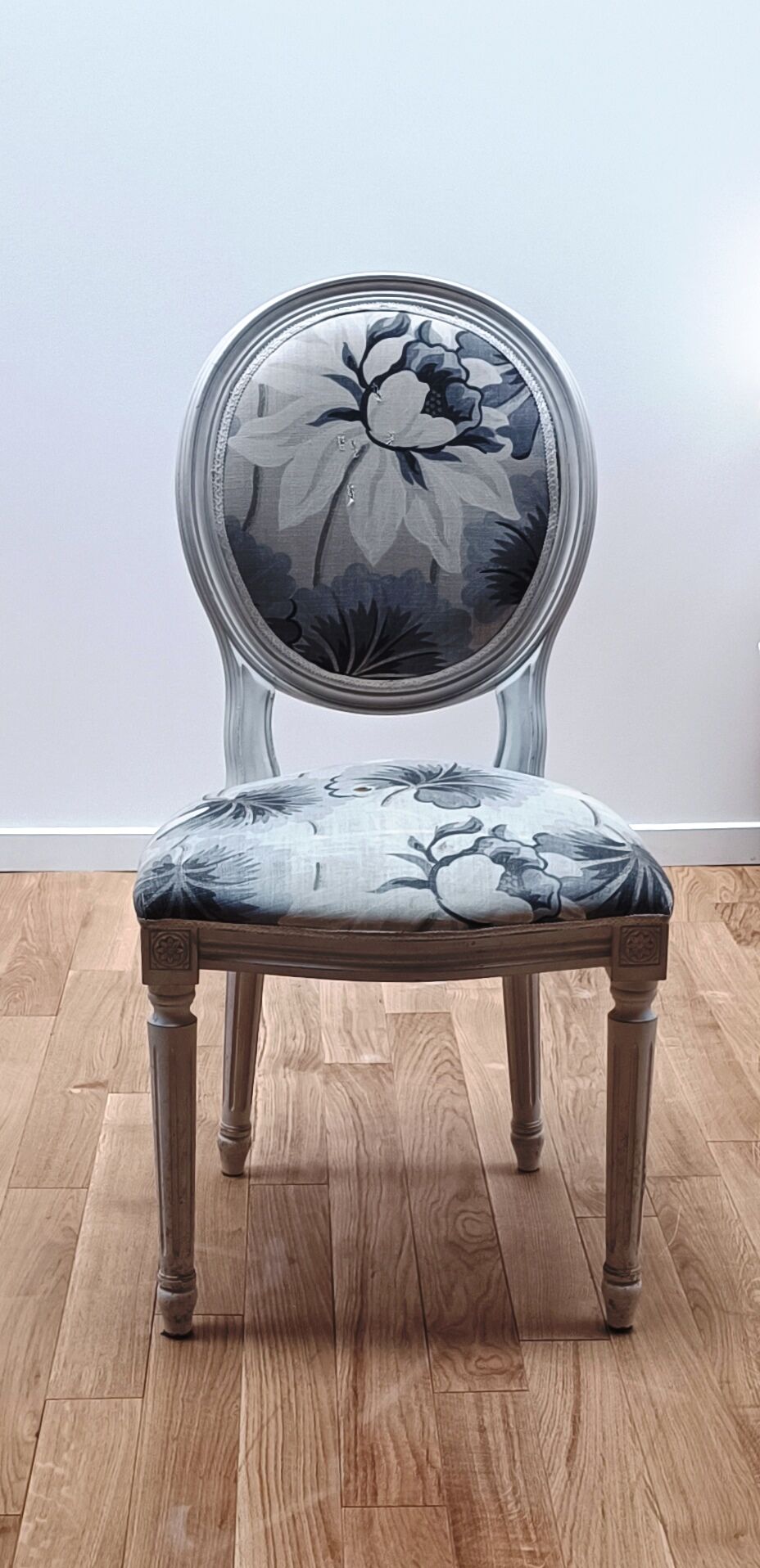 Paire de chaise médaillon par Moda Italia