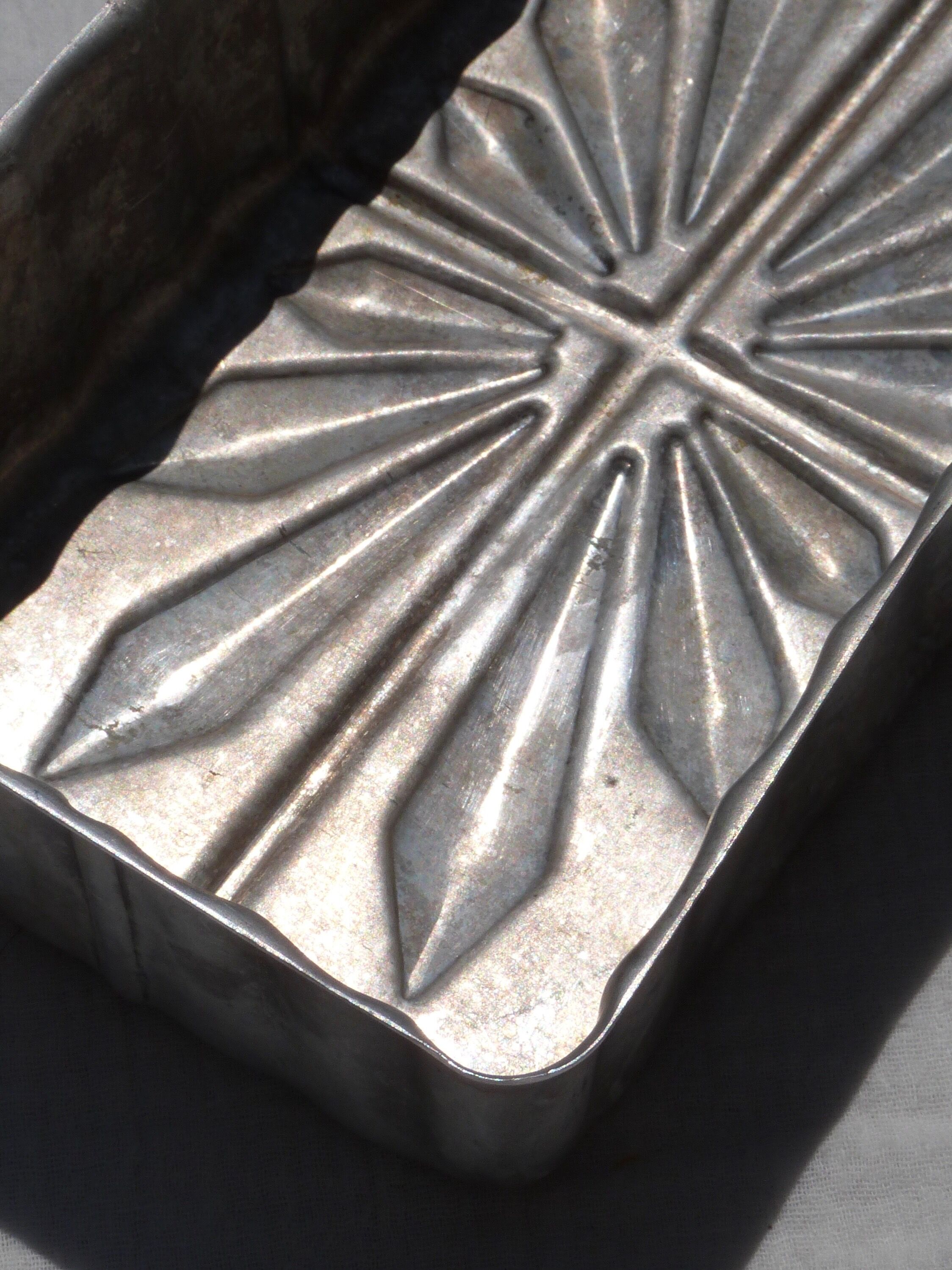 Metal cake pan