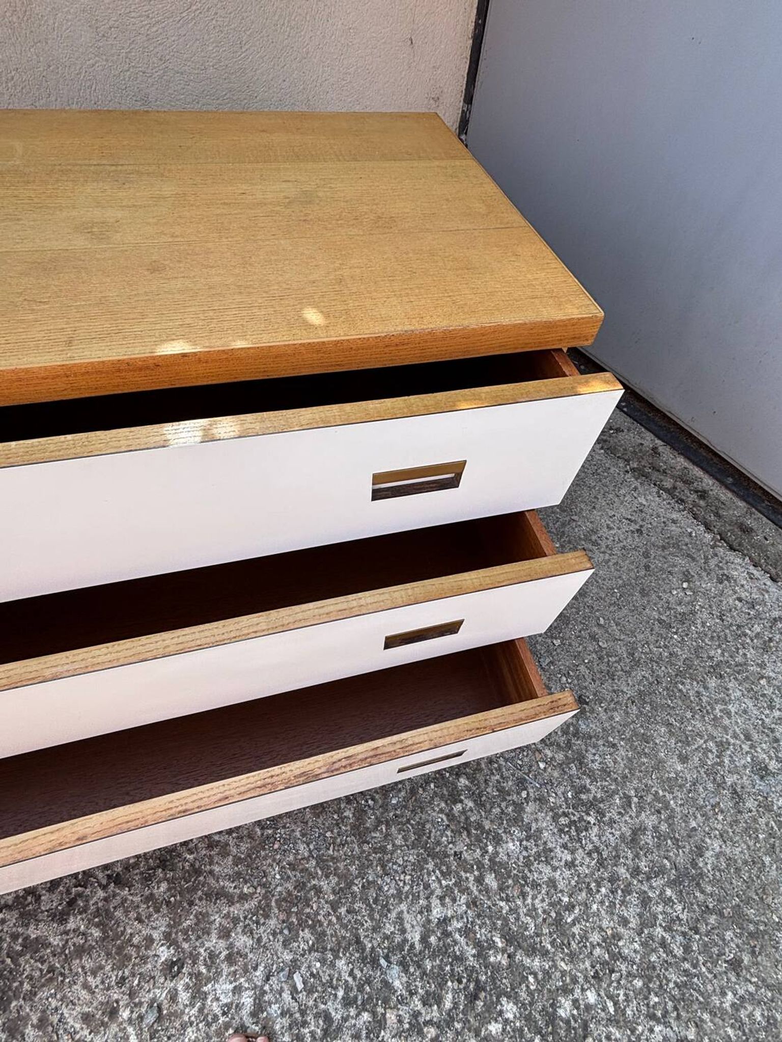Commode années 70 chêne, laiton et placage blanc cassé