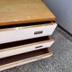 Commode années 70 chêne, laiton et placage blanc cassé