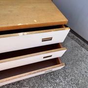 Commode années 70 chêne, laiton et placage blanc cassé