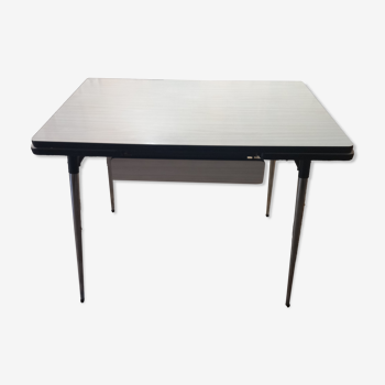 Table en formica blanc