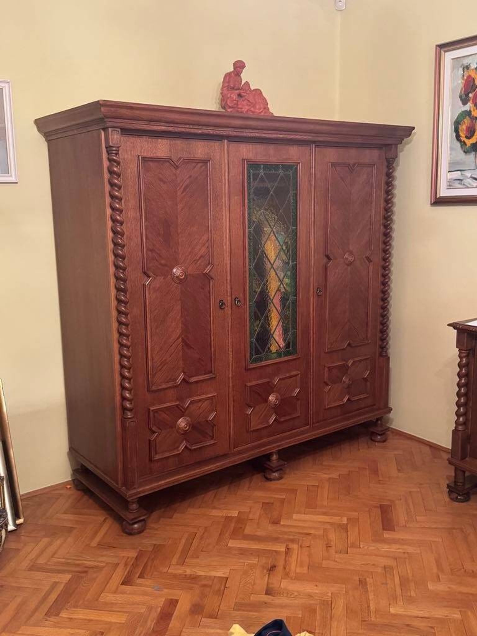 Armoire en chêne de style espagnol, début du XXe siècle