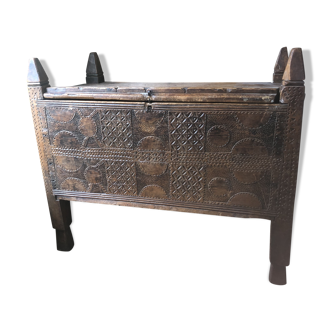 Coffre en bois de cèdre sculpté de style rustique du Kohistan