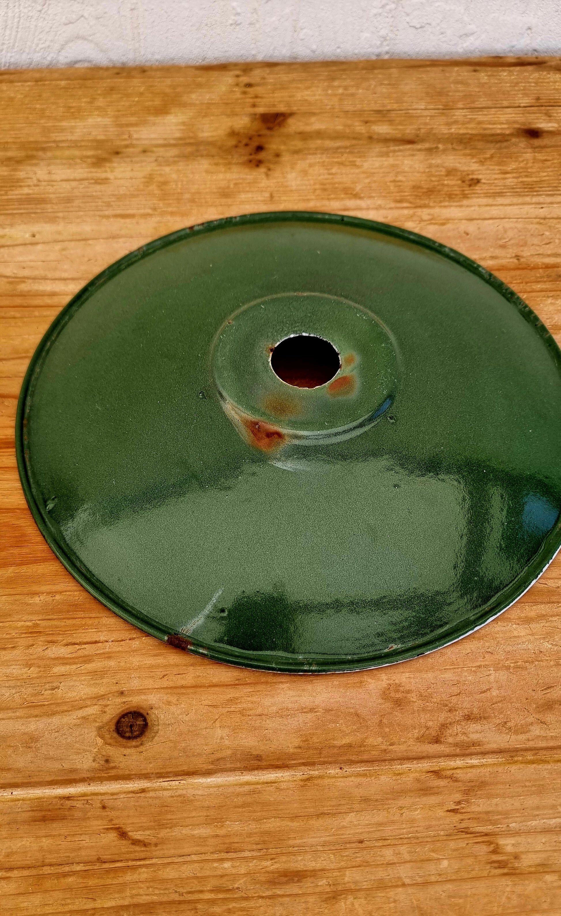 Suspension in enamelled sheet metal