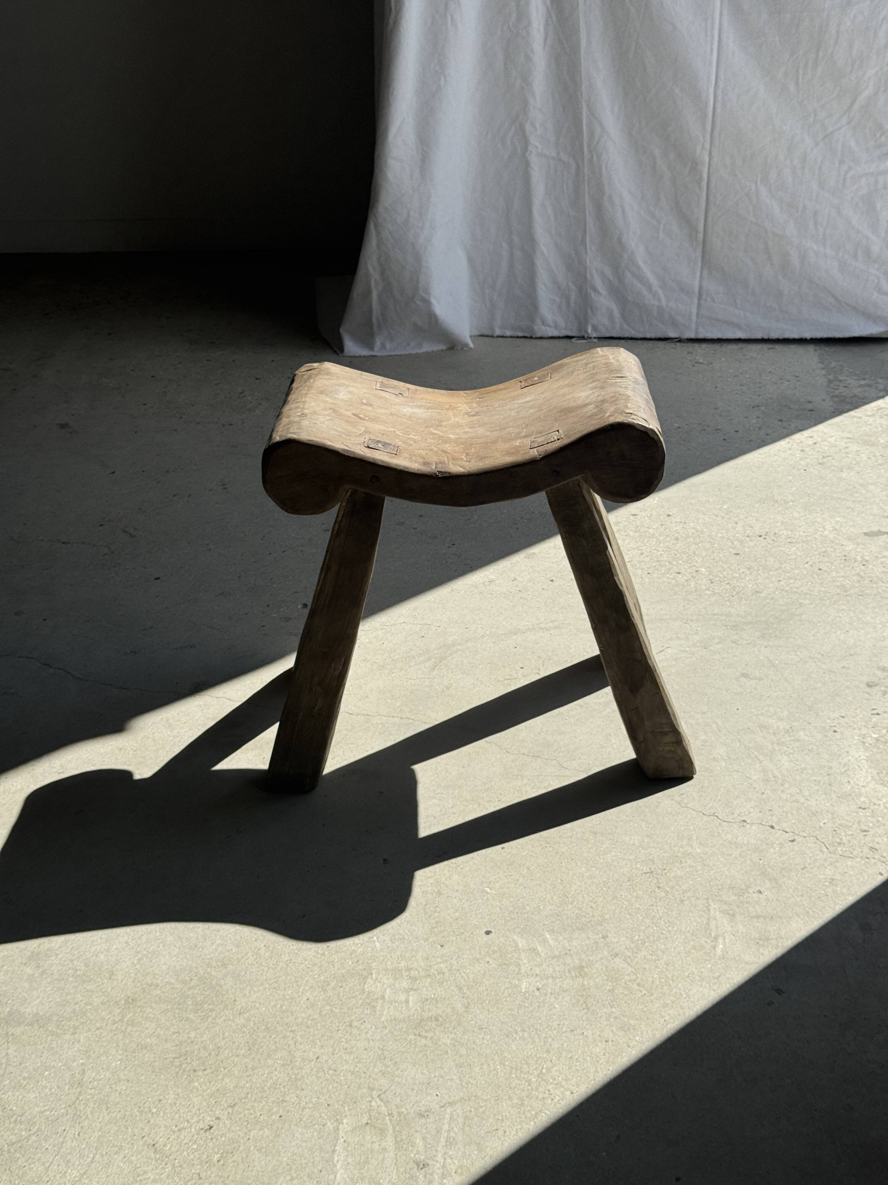 Four-legged stool in antique teak from Indonesia H 50 L 52