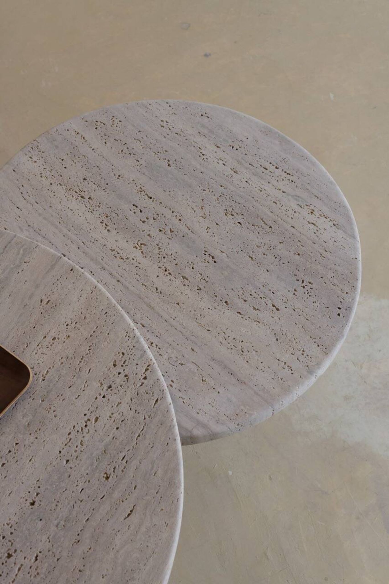 Tables basses gigognes rondes Omega en travertin naturel