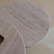 Tables basses gigognes rondes Omega en travertin naturel