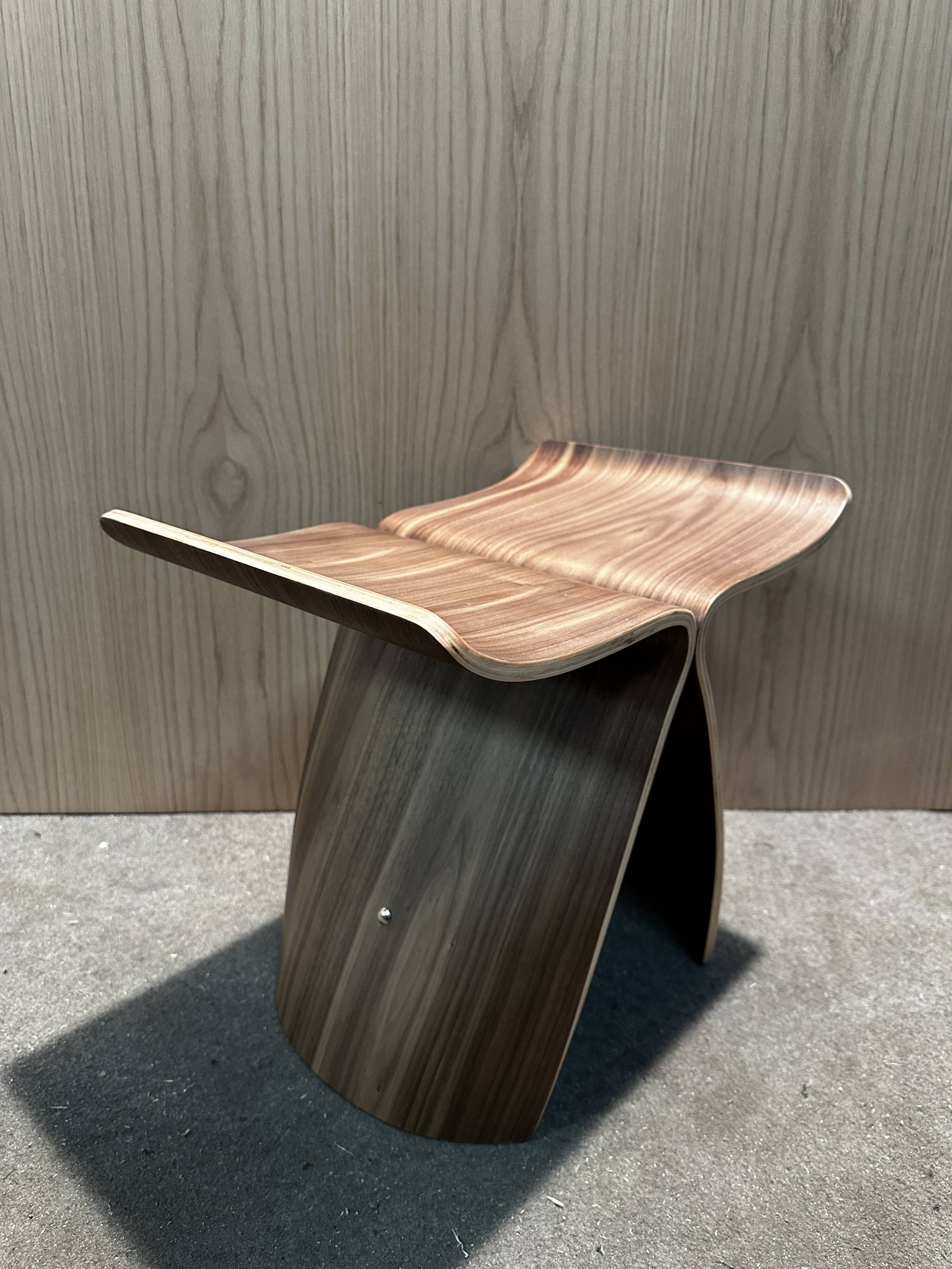 Sgabello Butterfly di Sori Yanagi per Vitra.