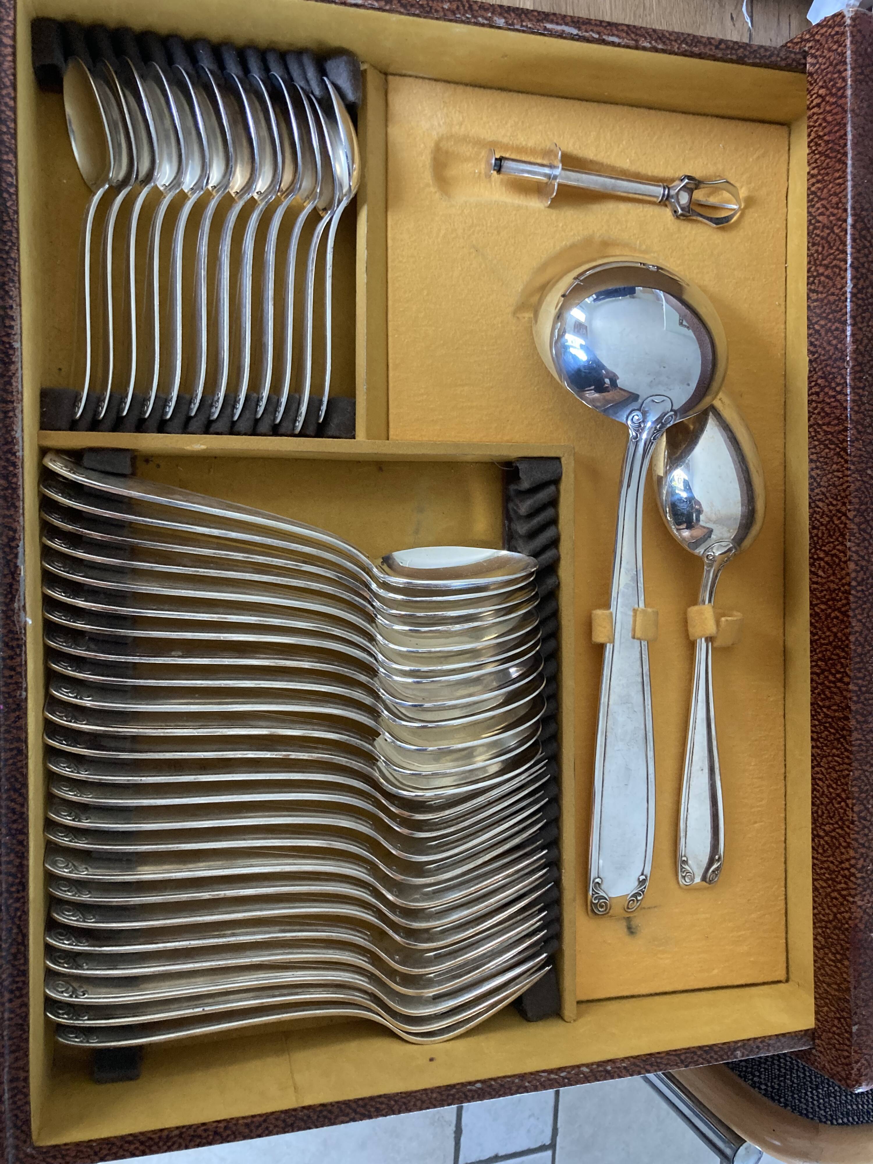 Housewife of 105 pieces in silver metal
