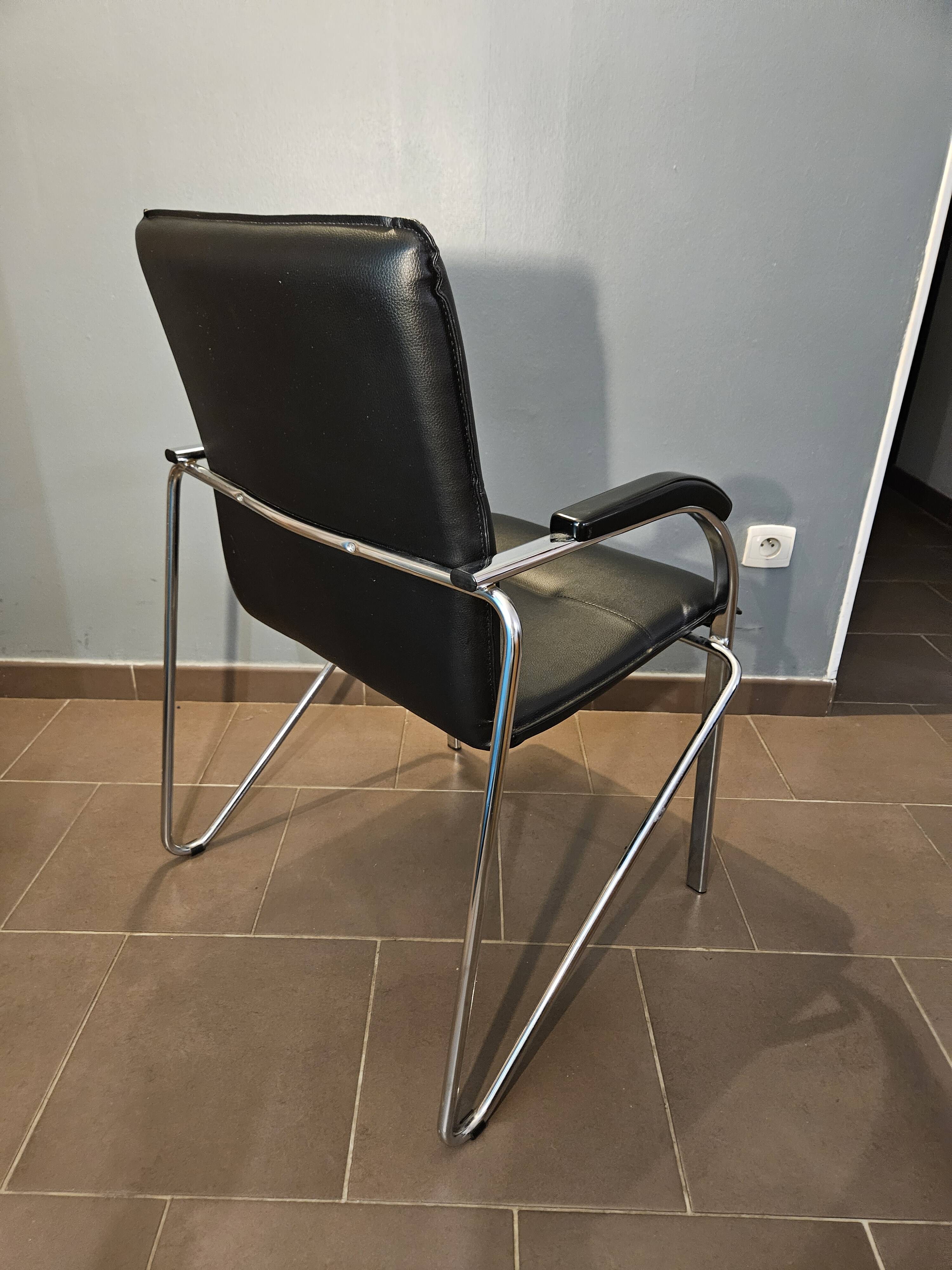 80s office chair with armrests
