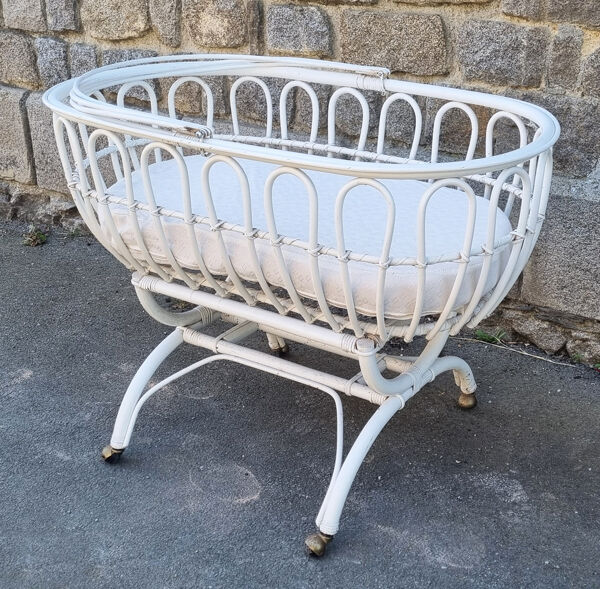 Lit berceau bambou rotin à roulettes, blanc, avec anse, vintage, années 60