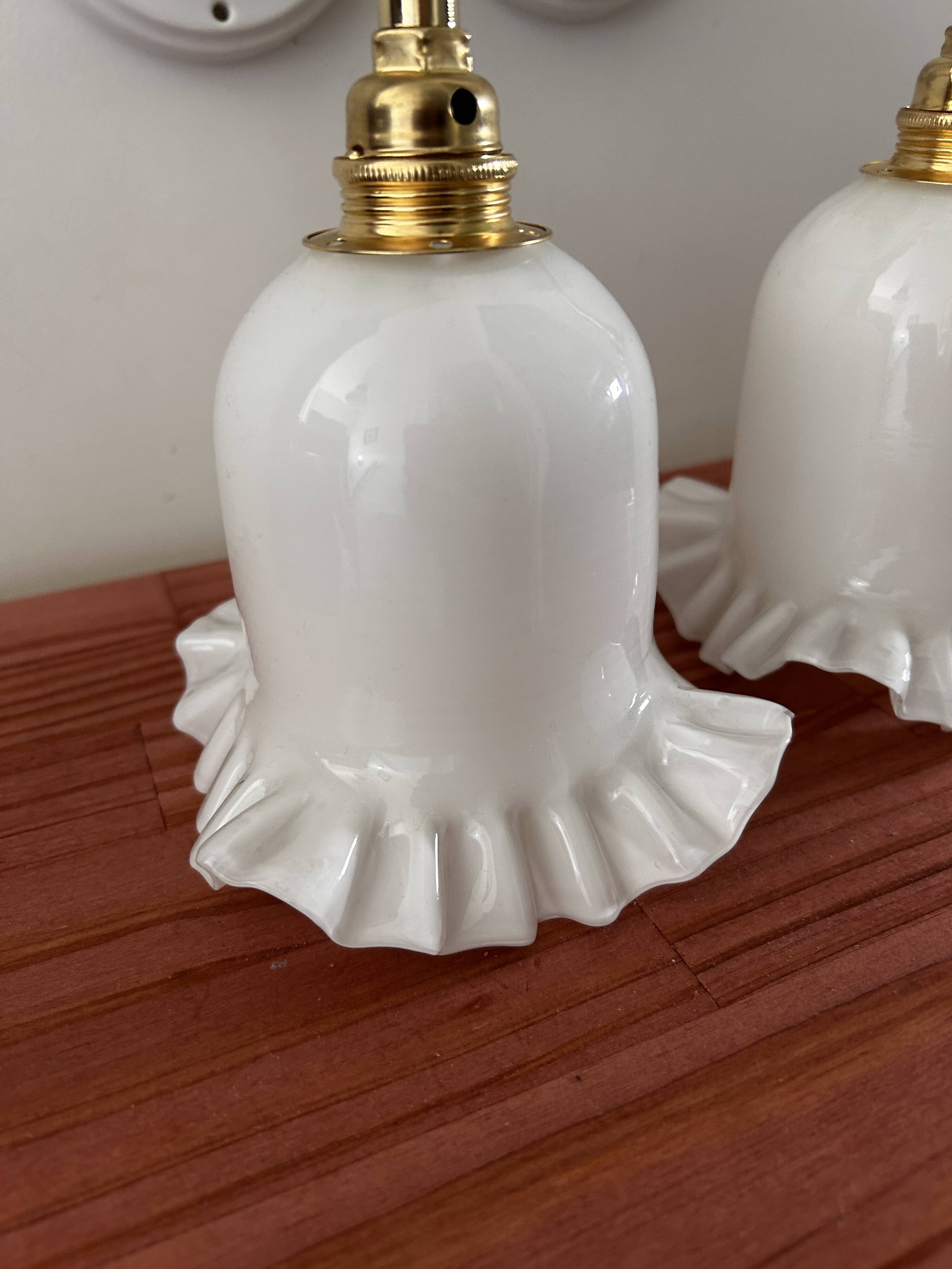 Paire d’appliques murales en opaline blanche