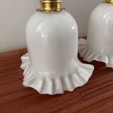 Paire d’appliques murales en opaline blanche