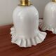 Paire d’appliques murales en opaline blanche