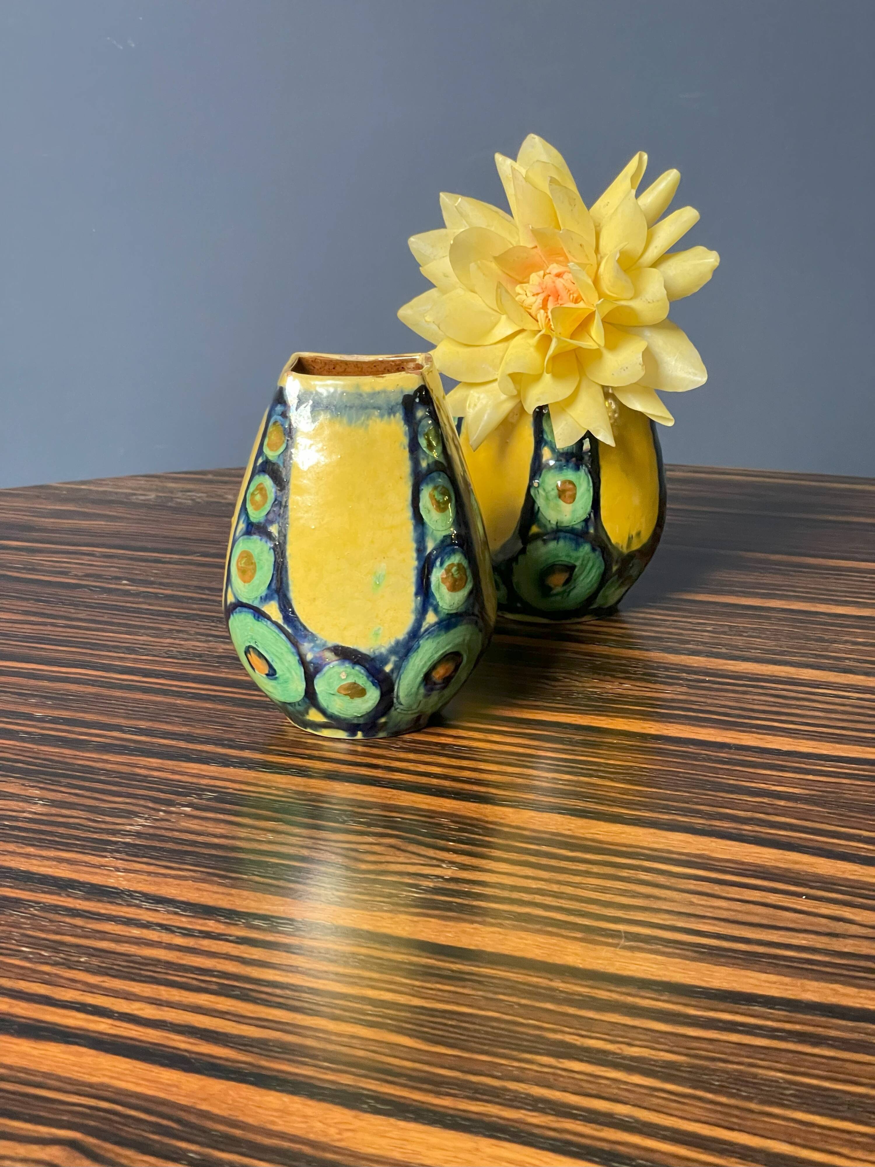 Une paire de vases verts et jaunes