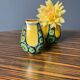 Une paire de vases verts et jaunes