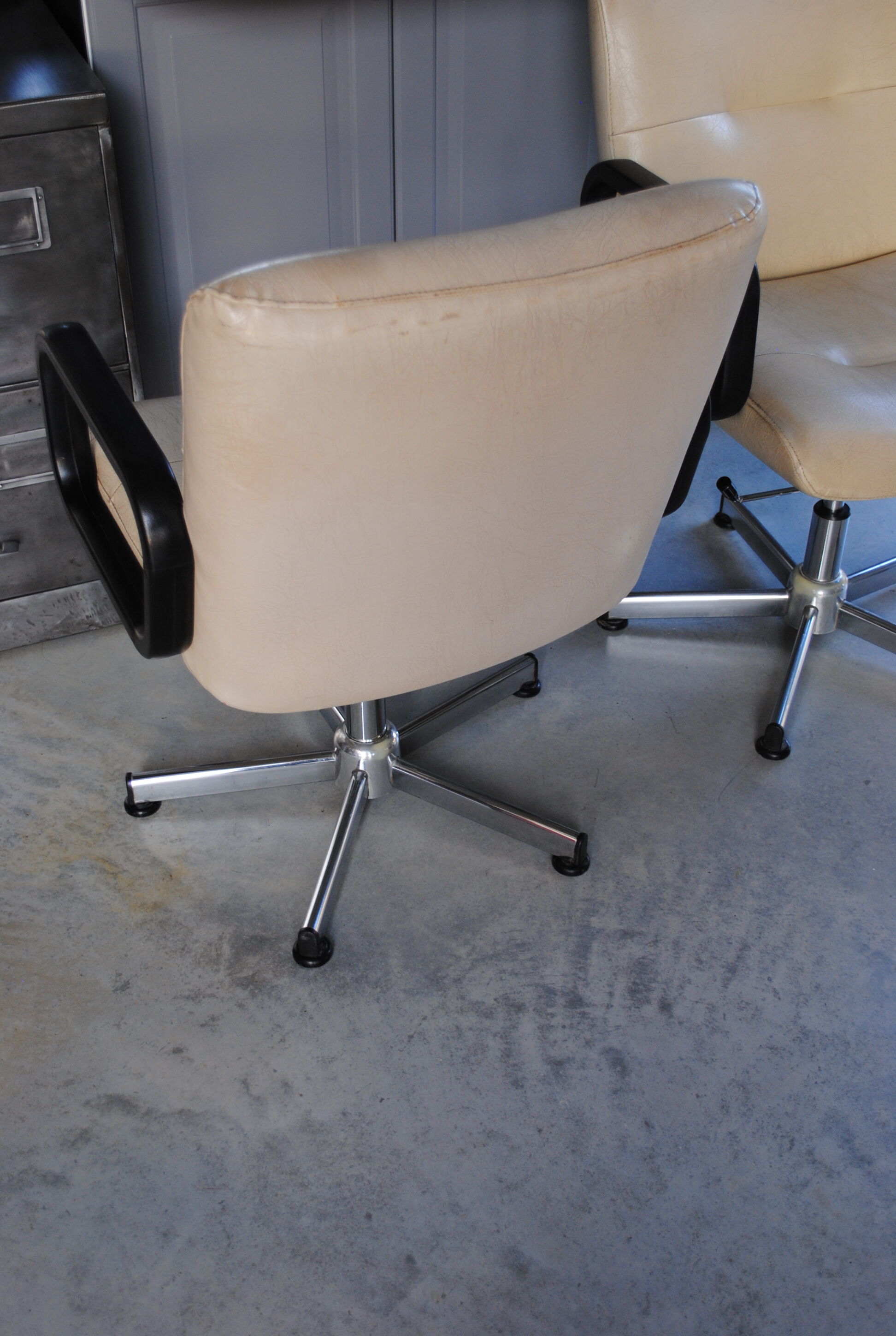 Lot de 3 fauteuils de bureau en cuir année 70