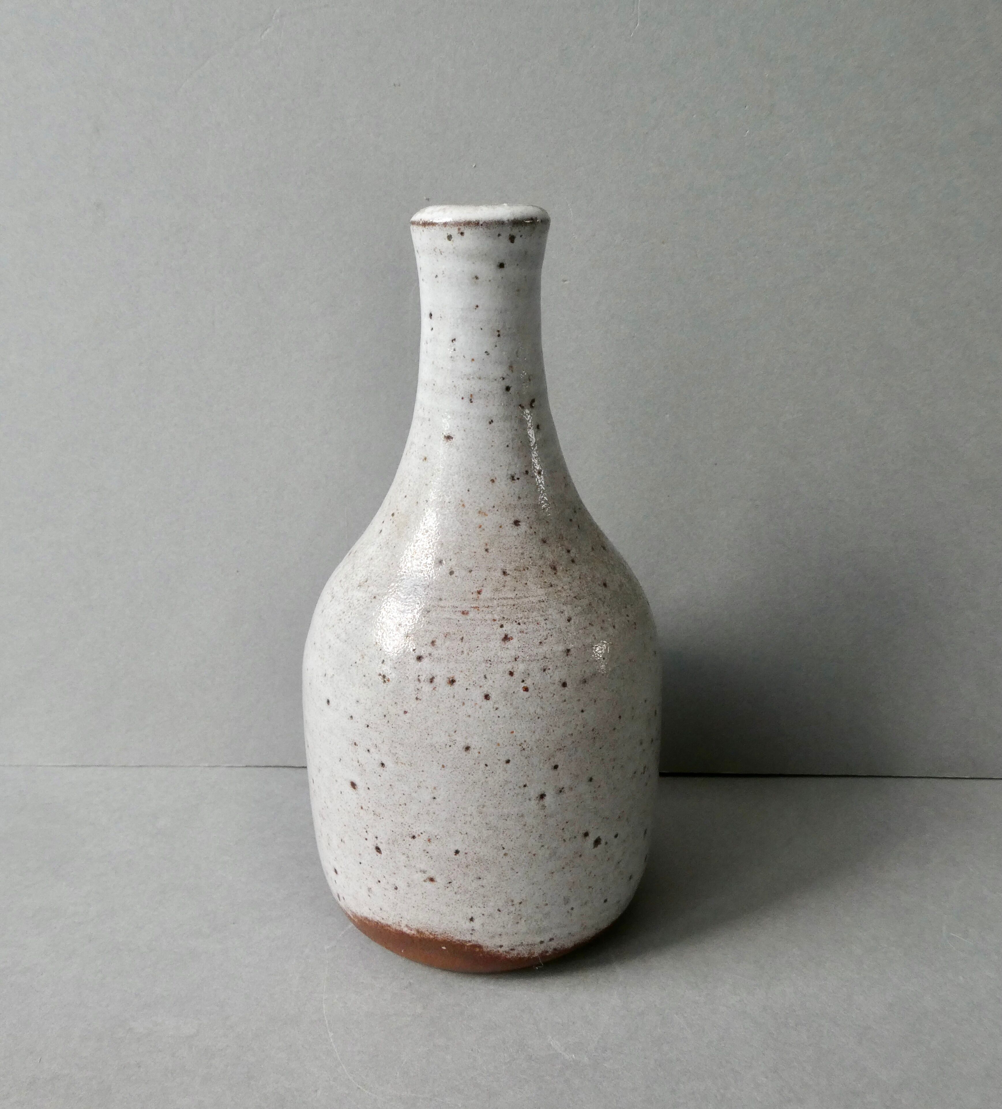 Sandstone vase bottle shaped by Norbert Pierlot in Ratilly
