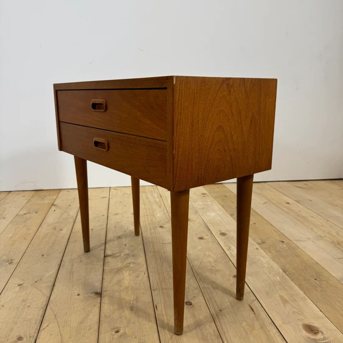 Table de nuit en teck danois avec deux tiroirs, 1960