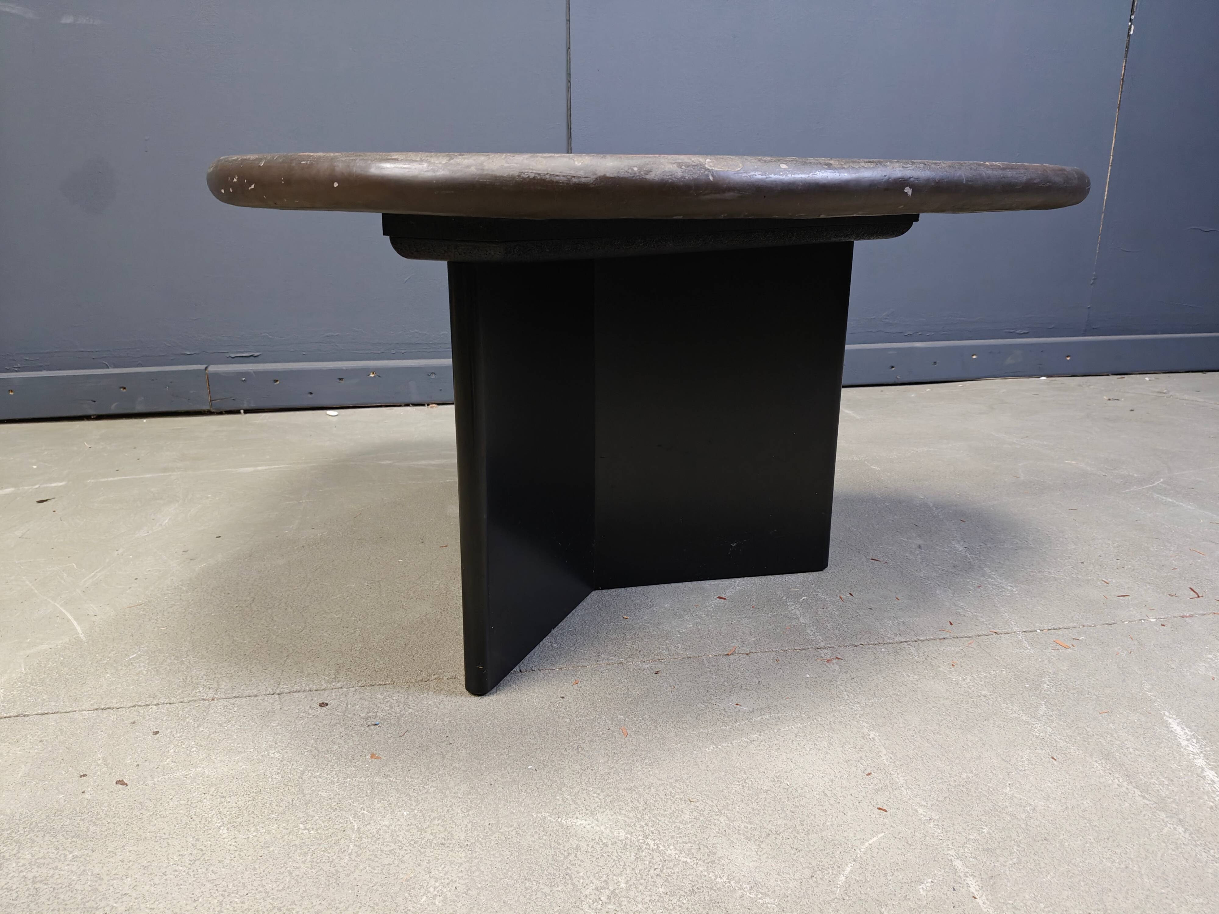 Table basse en forme de boomerang par C. Kneip, années 1990