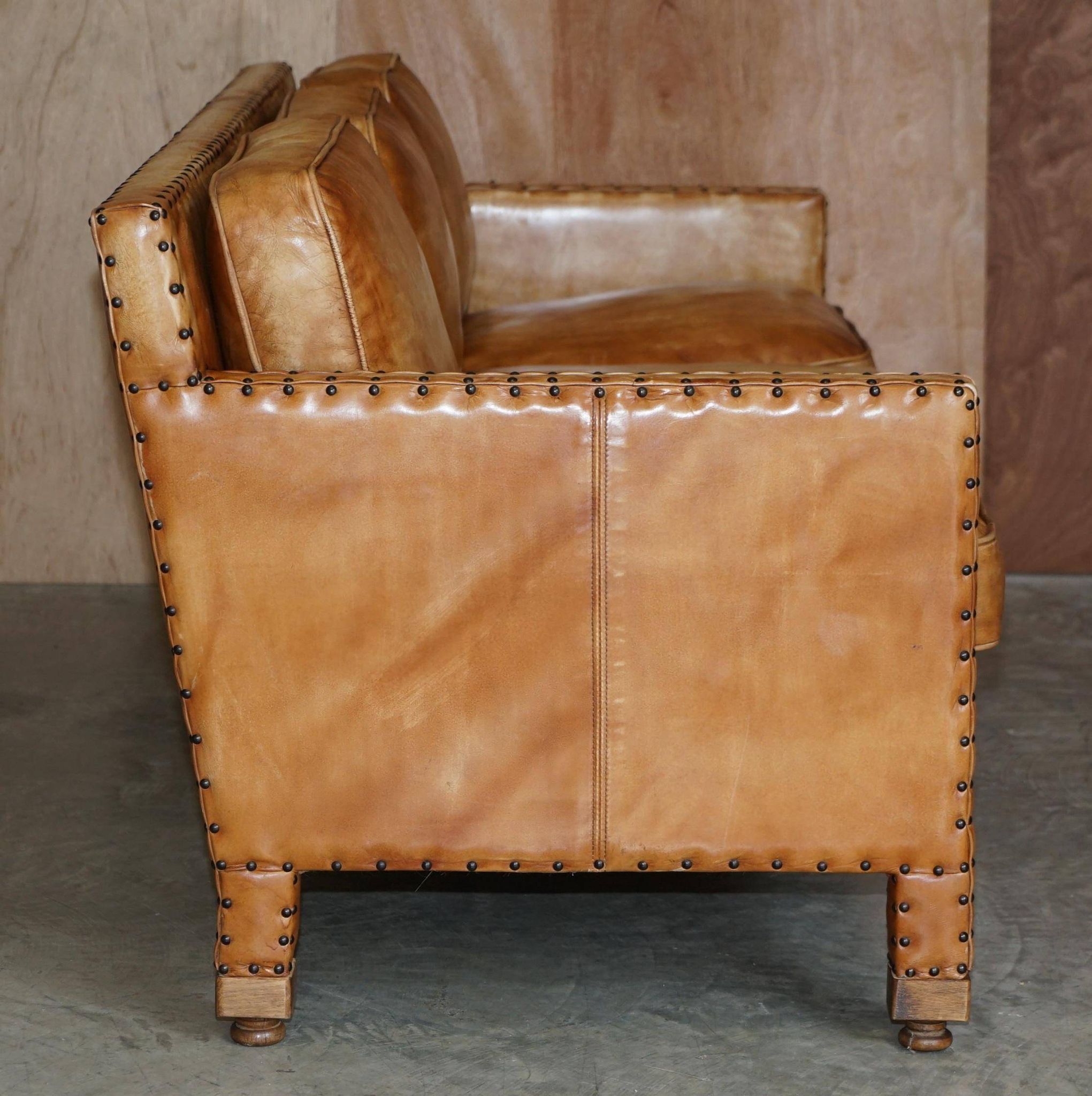 Three-seater leather canapé in Edwardian style with studs.