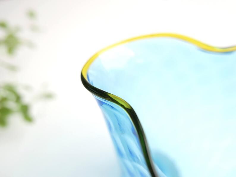 Vase en verre Murano bleu signé