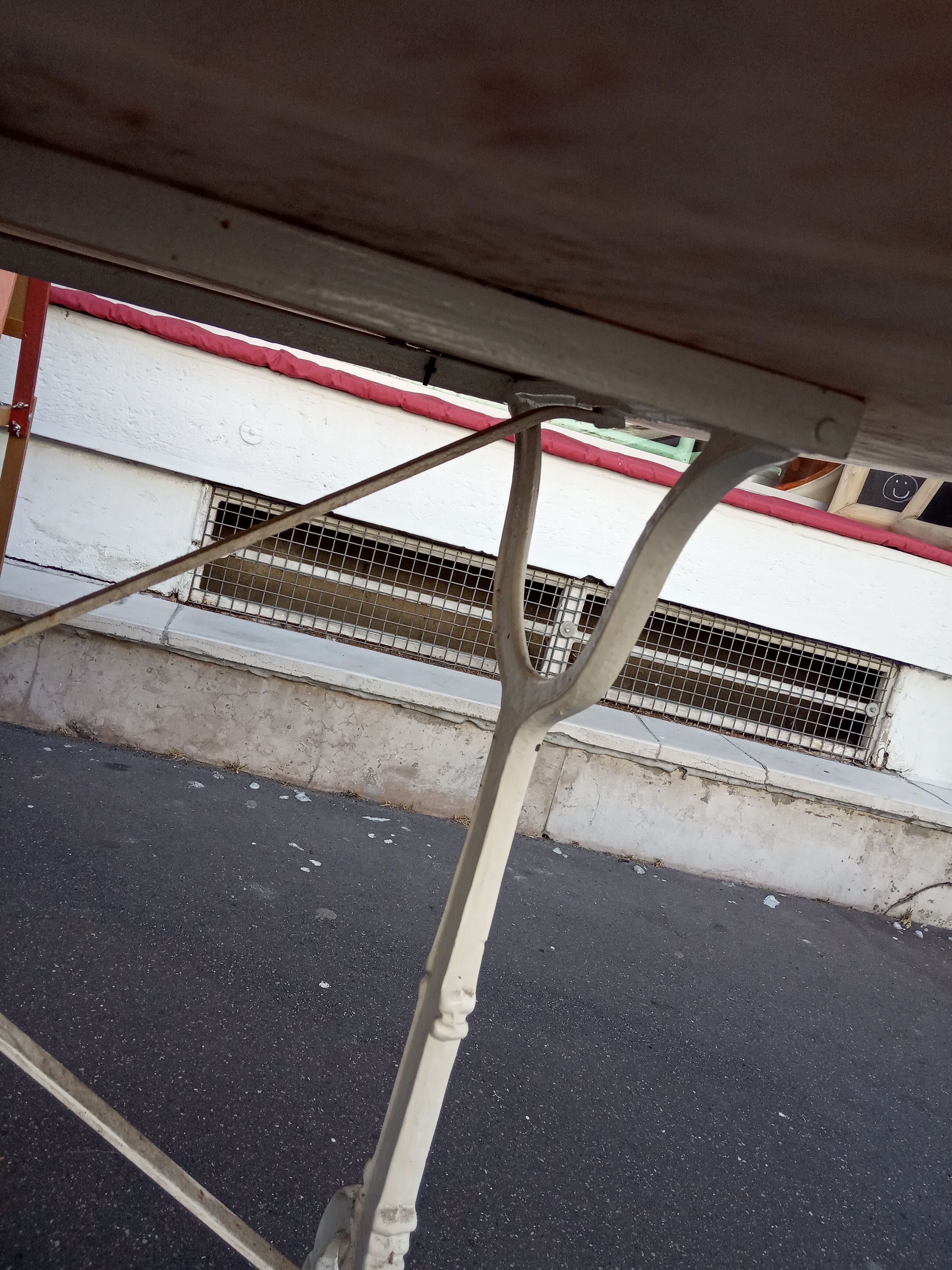 White bistro table in marble and cast iron