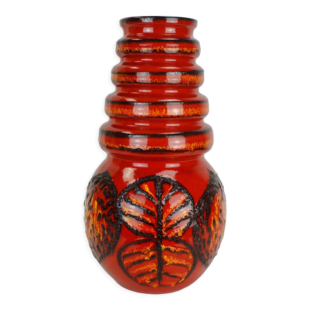 Vase Modèle n° 26953 'Vienne' avec décor rare de feuilles de lave